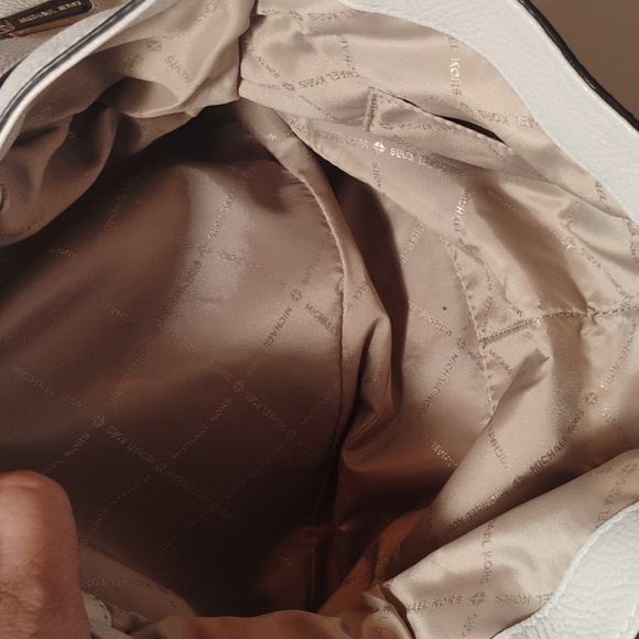 Michael Kors Raven Large Leather Shoulder Bag Creme NWOT - Picture 10 of 13